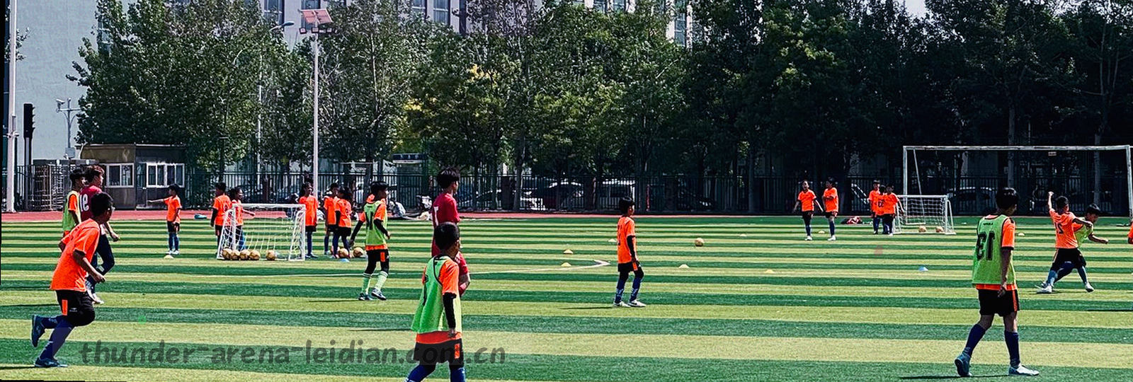 深色背景上由细线与点阵构成的抽象数据流，冷白与电光紫低饱和渐变，无具体人物与地点